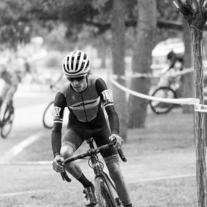 Ciclista lleno de barro en una prueba de ciclocross